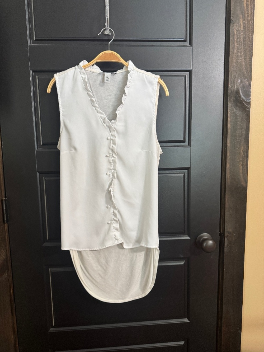 High-low sleeveless top